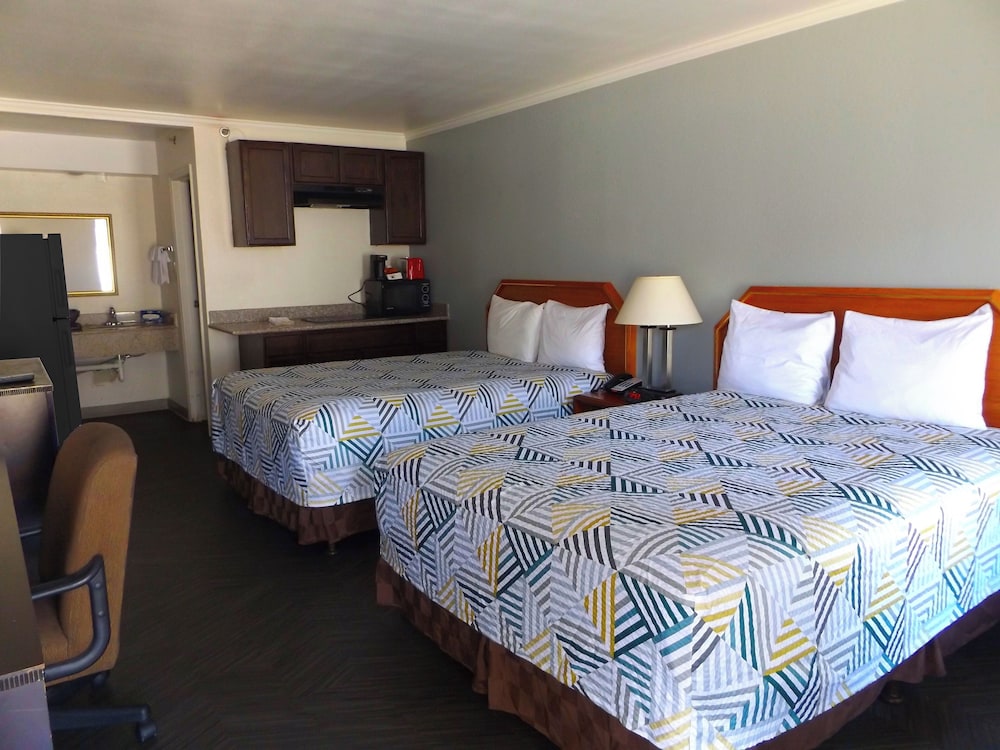 Standard Room, 2 Queen Beds, Non Smoking, Kitchen - Photo 6