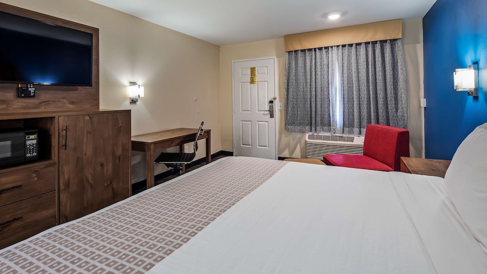 Standard Room, 1 King Bed, Accessible, Smoking - Photo 3