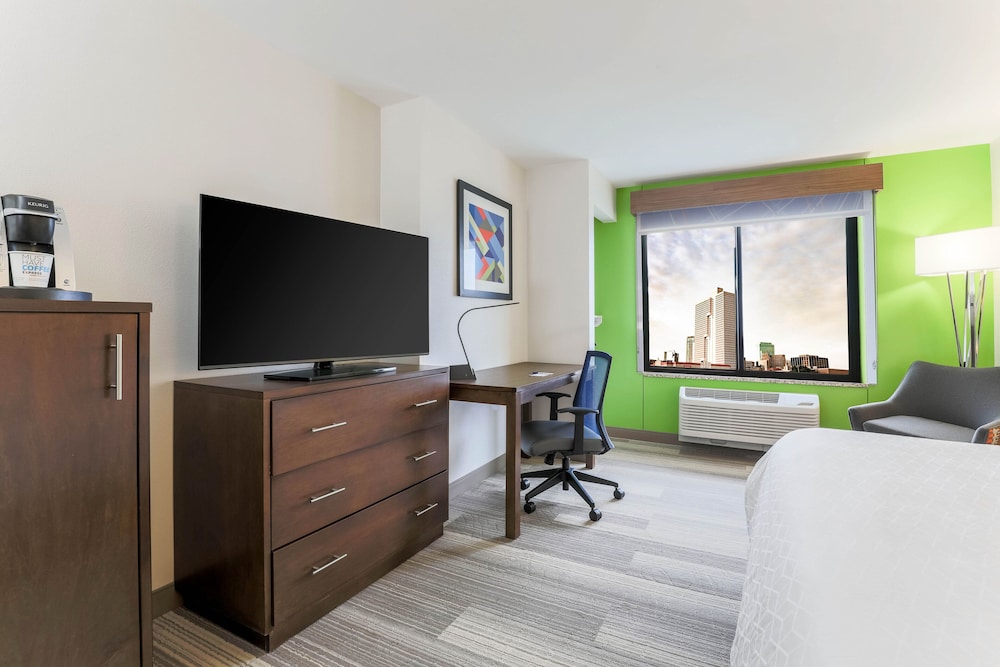 Standard Room, 1 King Bed, Accessible, Non Smoking (Communications, Roll-In Shower) - Photo 4