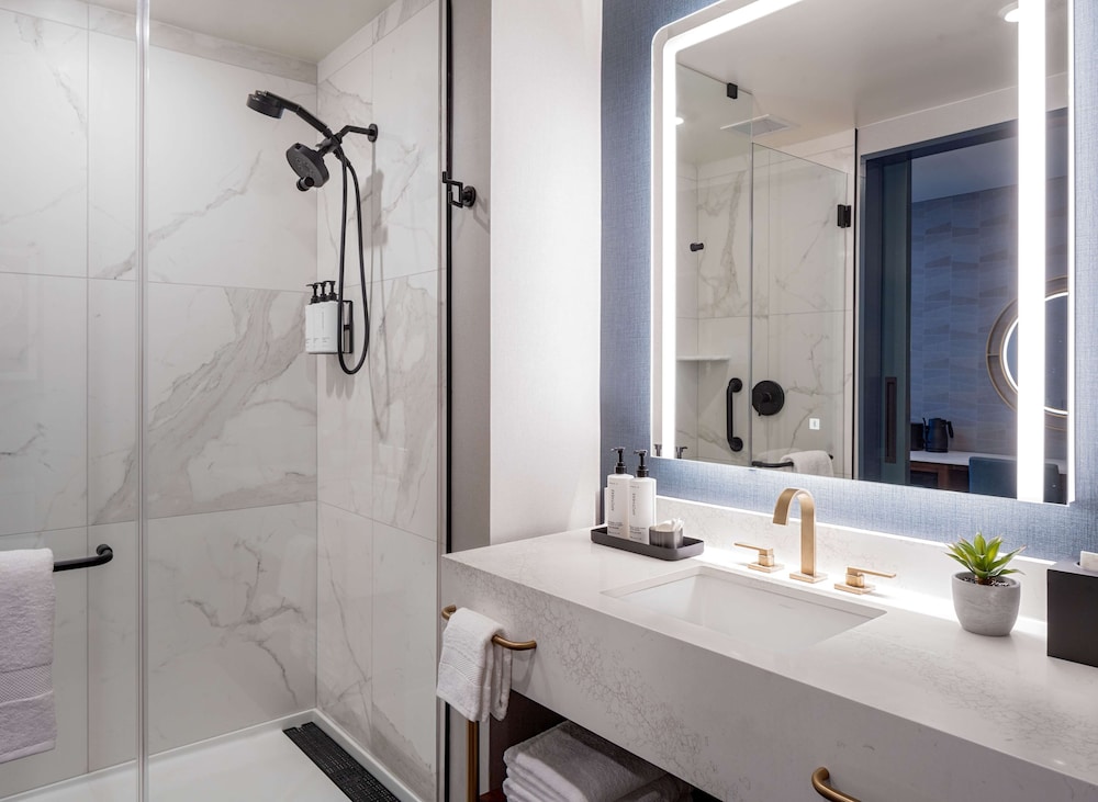 Room, 2 Queen Beds (Roll-In Shower) - Photo 7