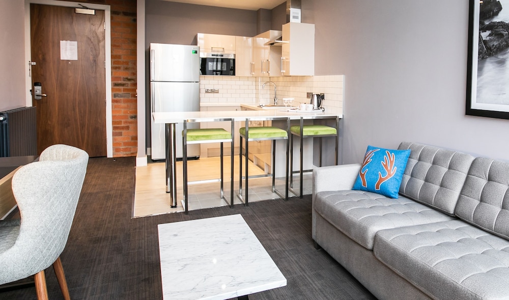 Executive Suite, 1 Bedroom, 1 King, Sofa Bed, Kitchen photo 3