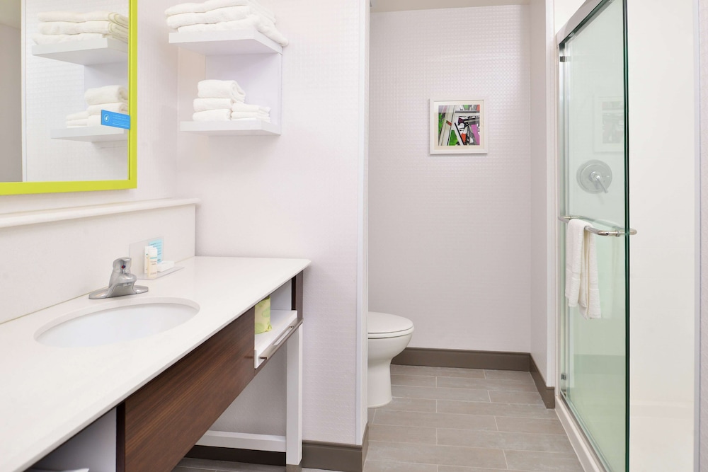 Room, 1 King Bed, Refrigerator