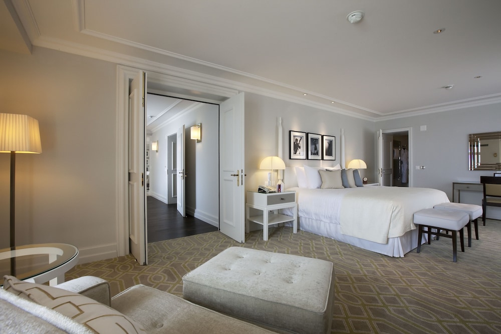 Suite, 1 King Bed, Lake View (Quincy Jones) photo 1