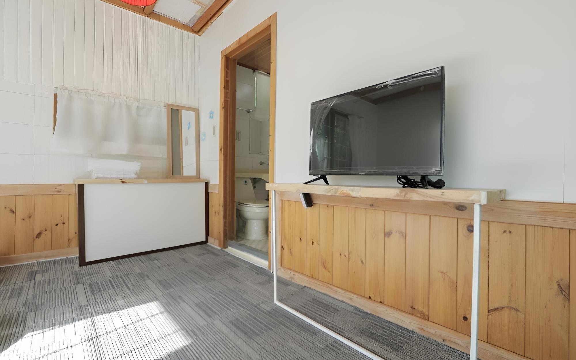 Room (Room 5)
