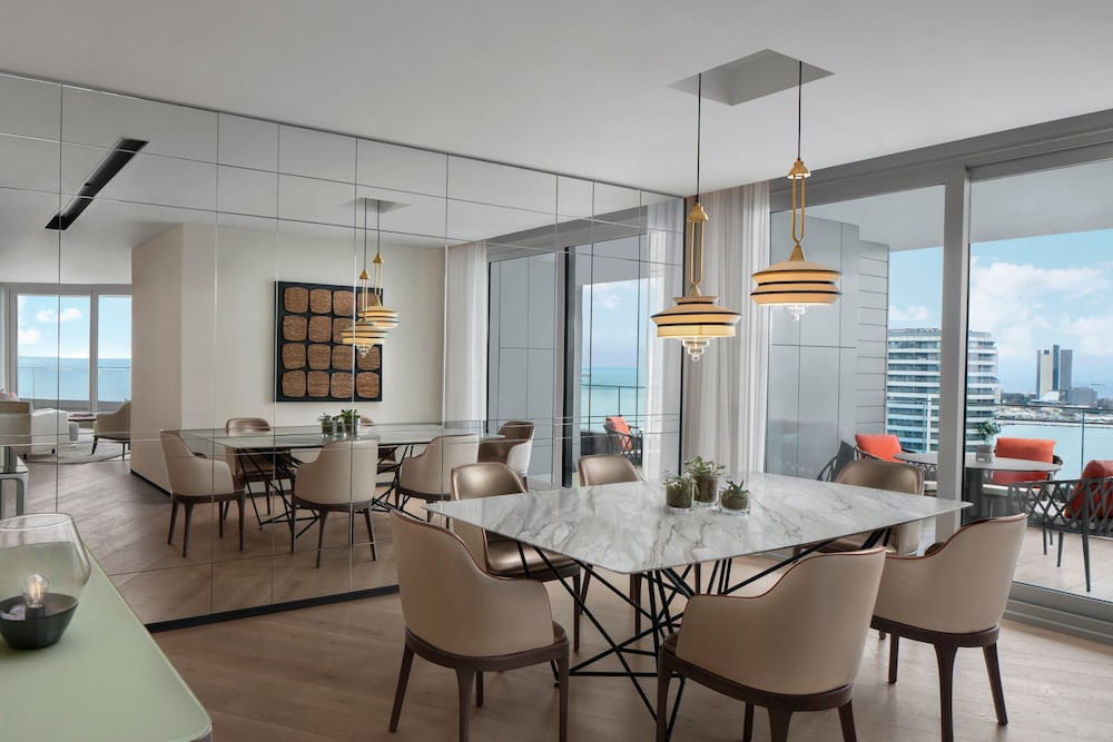 Executive Suite, Executive lounge access, 1 King, Sea view, Balcony thumbnail 6