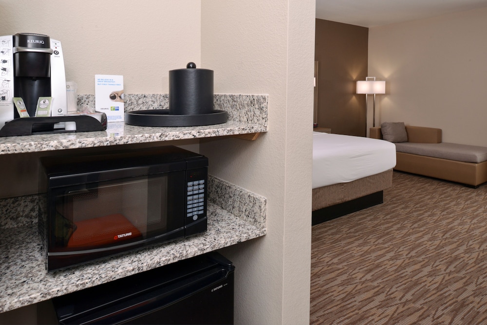 Room, 1 King Bed, Roll-in Shower (Communications, Mobility) photo 3