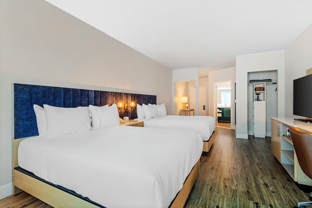 Room, 2 Queen Beds, Accessible (Comm, Mobility, Access Tub, W/Daybed) - Photo 1