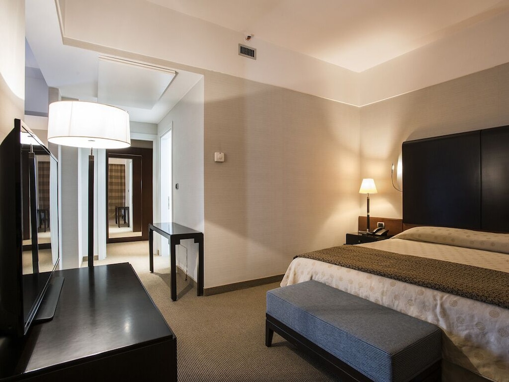 Suite - Photo 1
