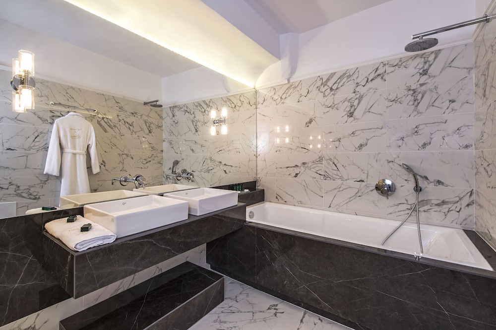 Royal Suite with Outdoor Hot Tub - Photo 7