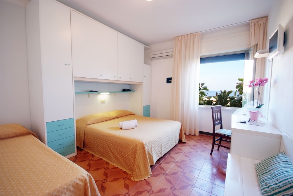 Superior Triple Room, Sea View photo 1