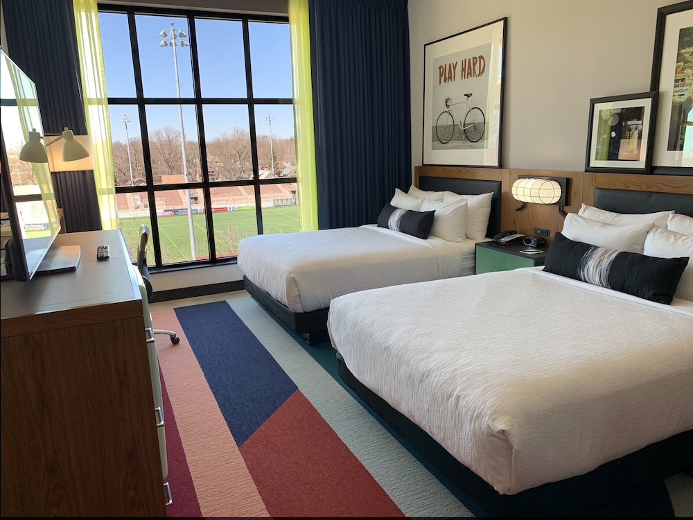 Suite, 1 King Bed, Roll-in Shower (Communications) - Photo 7