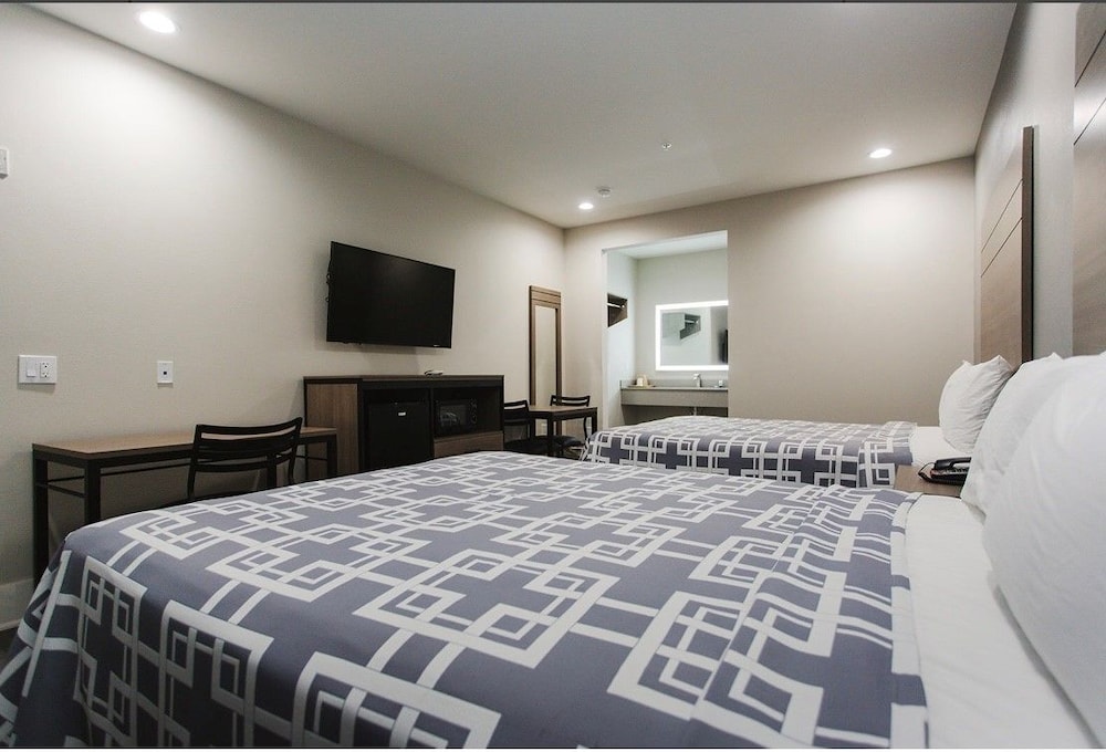 Standard Room, 2 Queen Beds photo 2