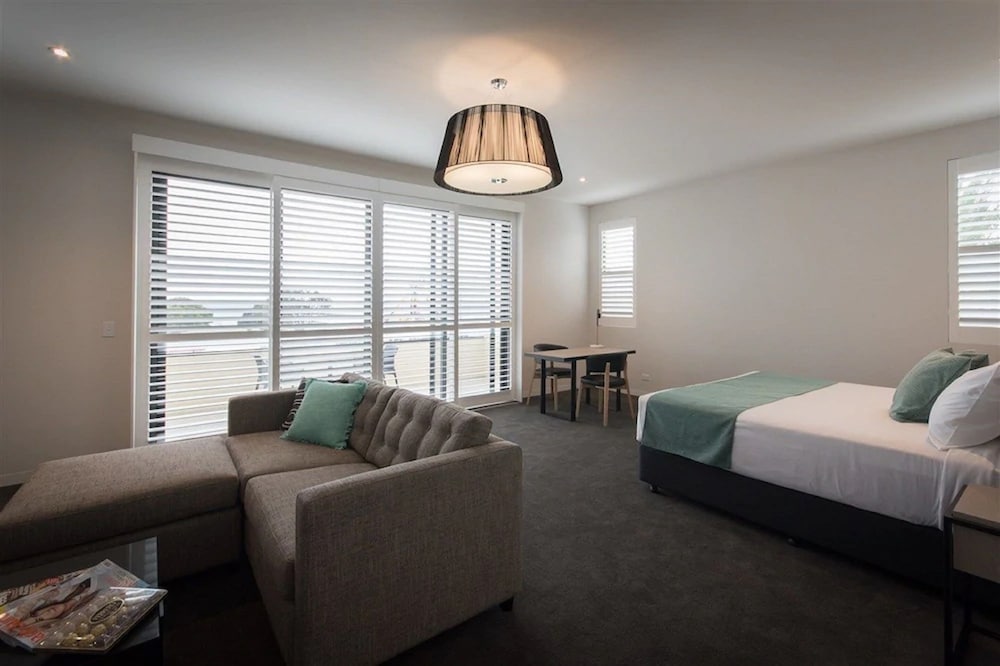 Beachfront Twin King Spa Suite - Photo 5