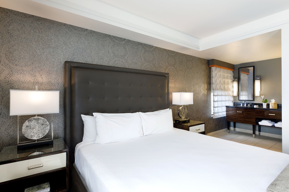 Suite, 1 King Bed, Accessible (Mobility & Hearing, Roll-in Shower) - Photo 2