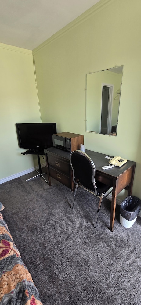 Standard Room, 1 Queen Bed photo 2