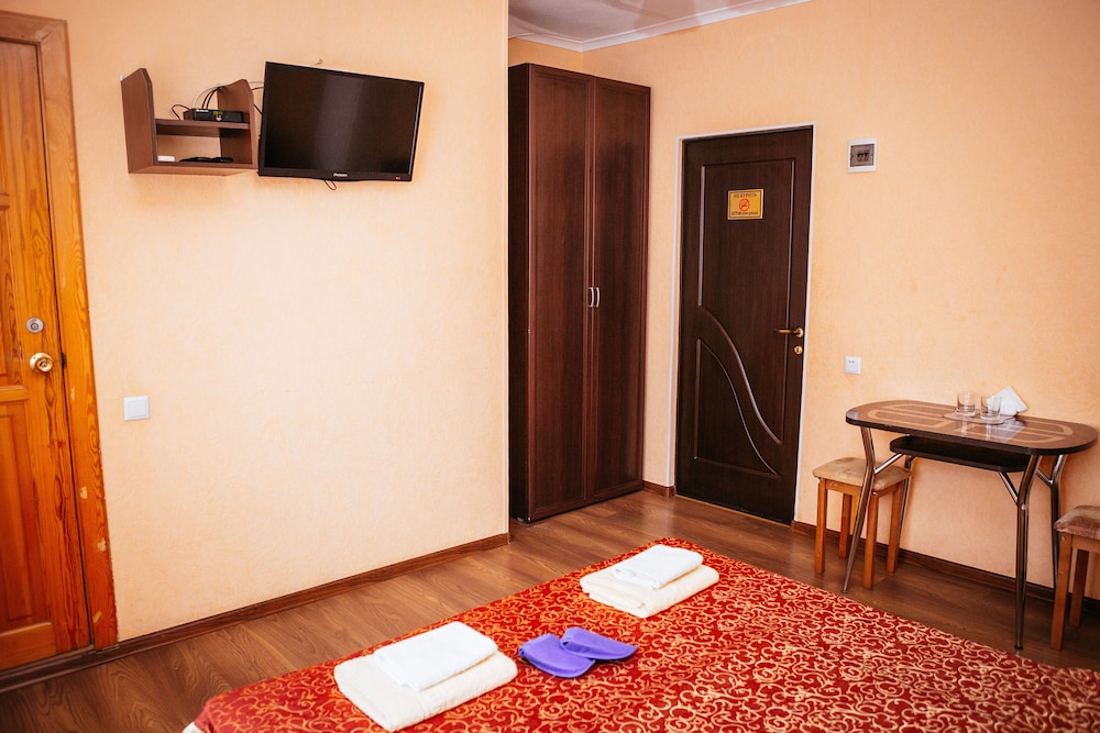 Economy Double Room, 1 Queen Bed, Non Smoking photo 2