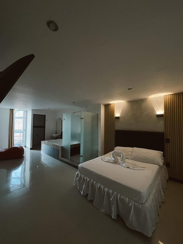 Standard Suite, Jetted Tub photo 1
