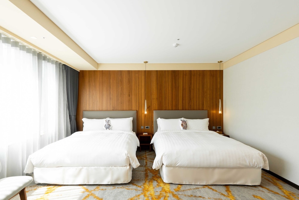 Deluxe Room, 2 Queen Beds, Terrace, City View thumbnail 5