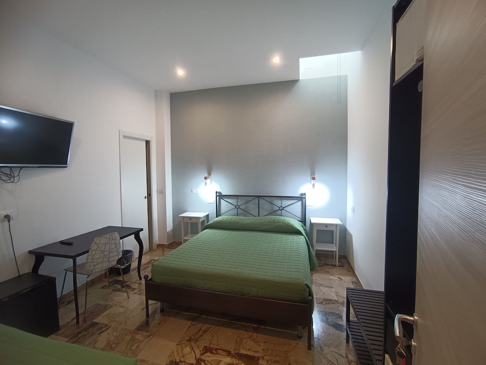 Basic Triple Room, Ensuite (camera 2)