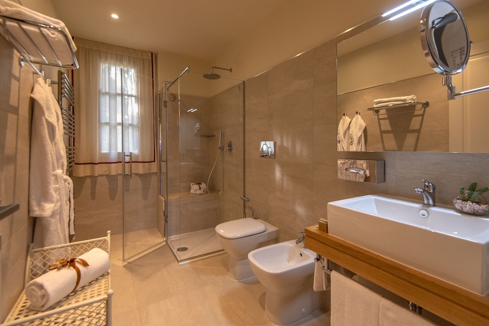 Suite, Multiple Beds - Photo 9