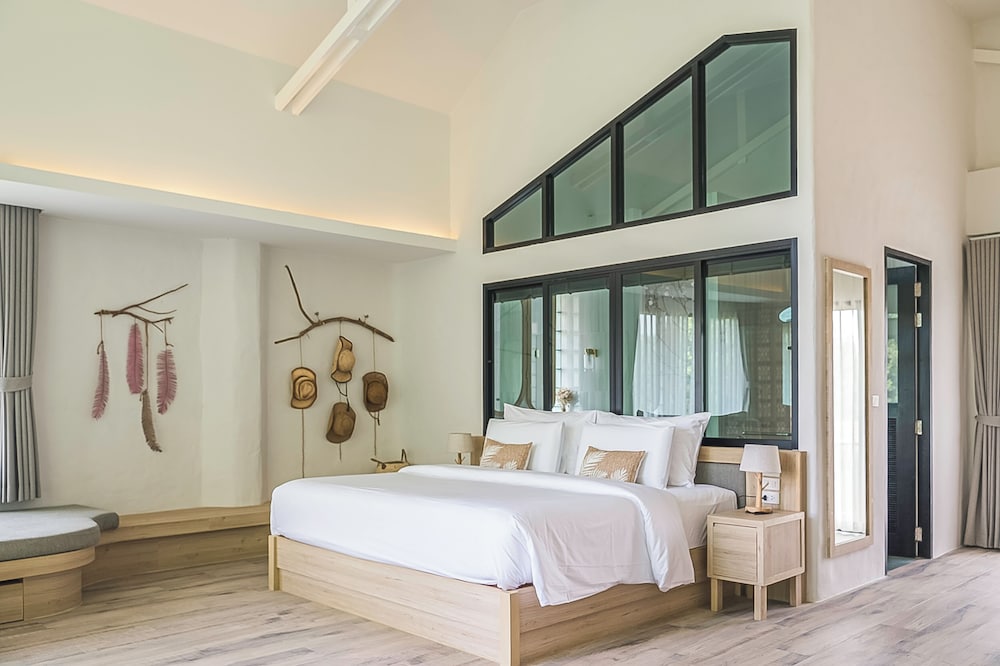 Premier Room, 1 King Bed - Photo 14