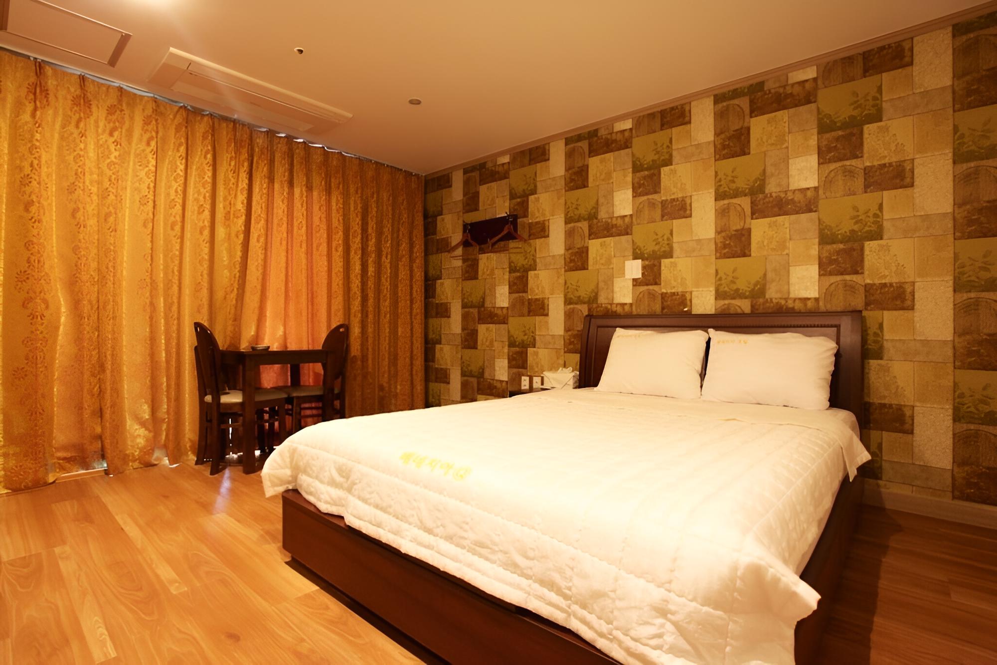 Room (Double) - Photo 1