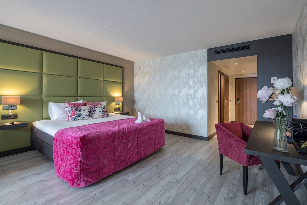 Junior Suite, 1 King Bed, Jetted Tub photo 2