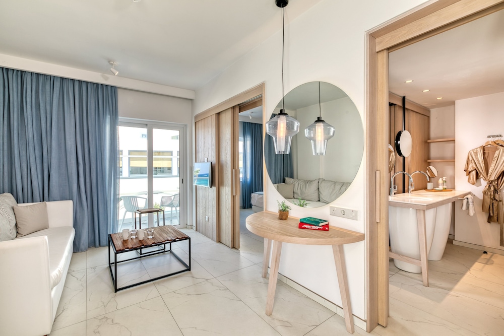 Suite, 1 Bedroom, Partial Sea View Double Bed photo 1
