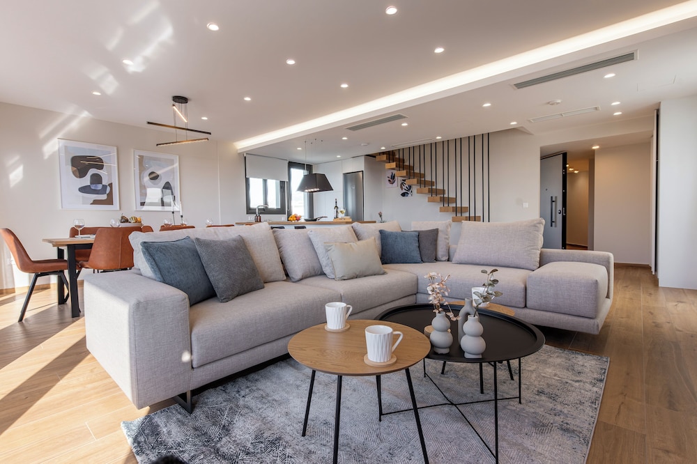 Apartment, 3 Bedrooms, Balcony, Mountain View