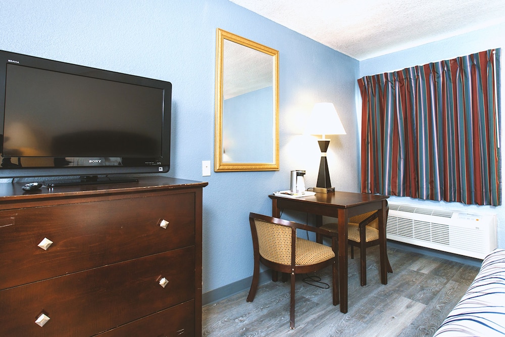 Standard Room, 1 King Bed, Non Smoking - Photo 2