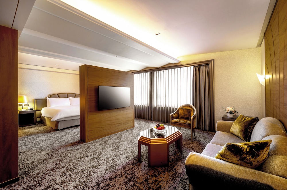 Executive Quadruple Room thumbnail 6