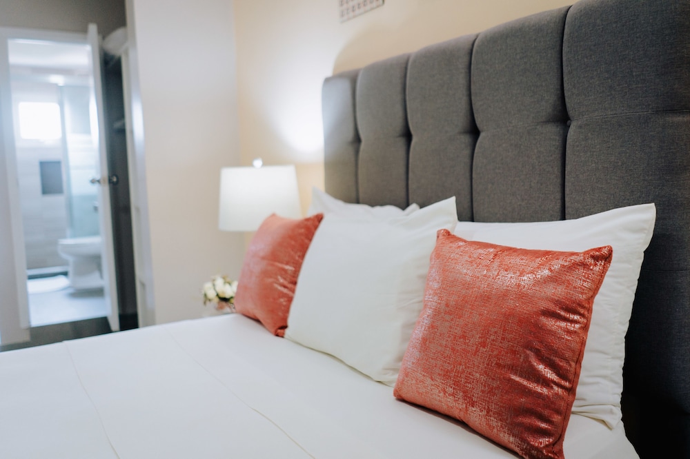Deluxe Room, 1 King Bed, City View, Tower, photo 6