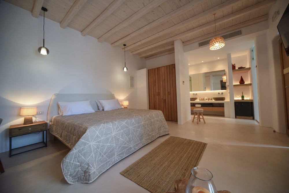 Deluxe Suite, Jetted Tub, Pool View - Photo 1