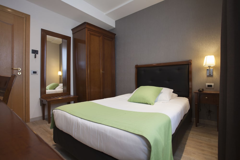 Standard Double or Twin Room - Photo 2