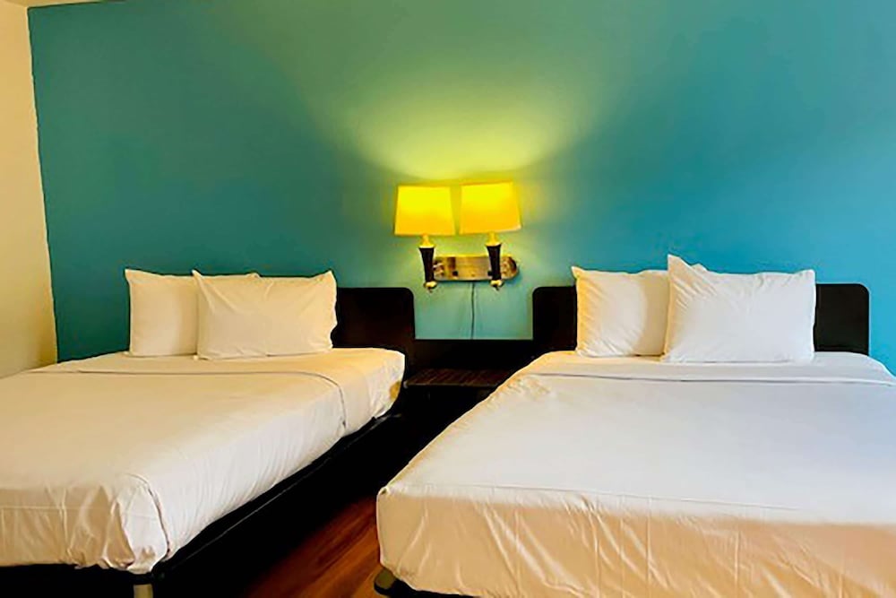 Room, 2 Queen Beds, Non Smoking photo 3