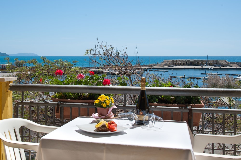 Quadruple Room, Multiple Beds, Sea View photo 3