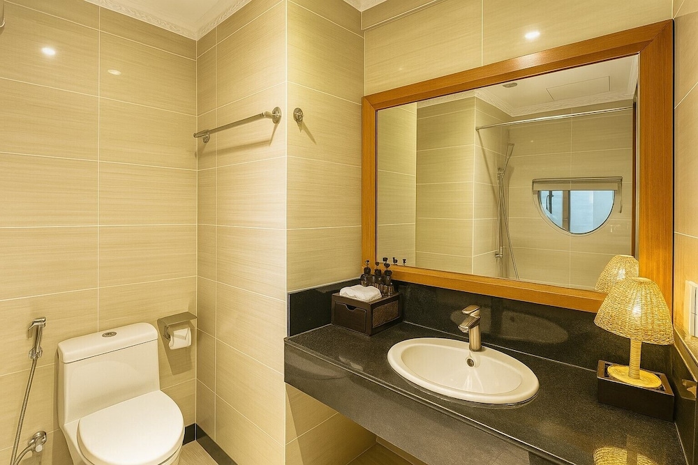 Family Room, City View - Photo 6