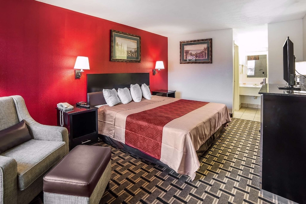 Standard Room, 1 King Bed, Non Smoking photo 3