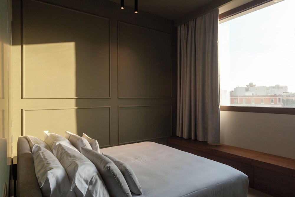 Executive Suite - Photo 15