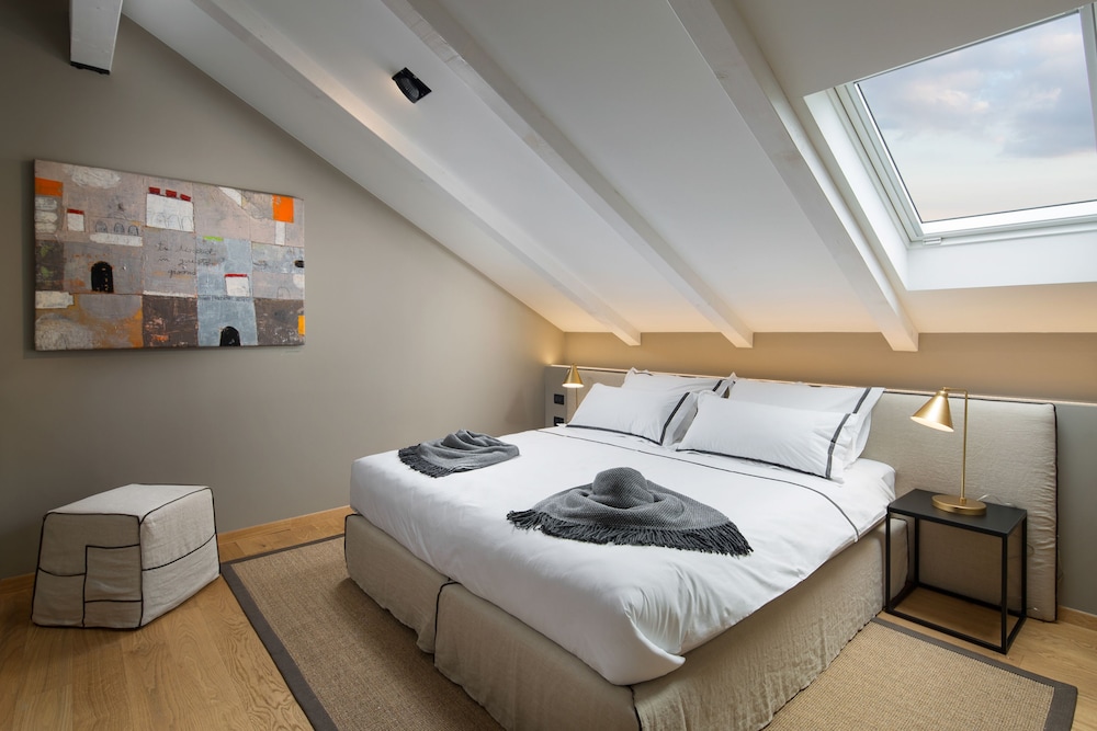 Deluxe Room, 1 King Bed with Sofa bed, Mezzanine photo 2