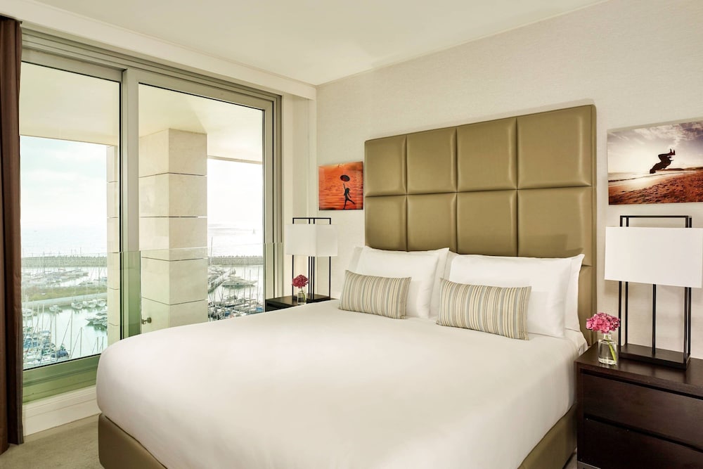 One Bedroom Suite , 1 Queen, Marina View (Duplex Bi-Level Suite)