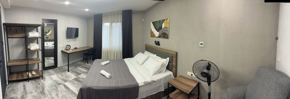 Deluxe Double Room, Lanai, City View
