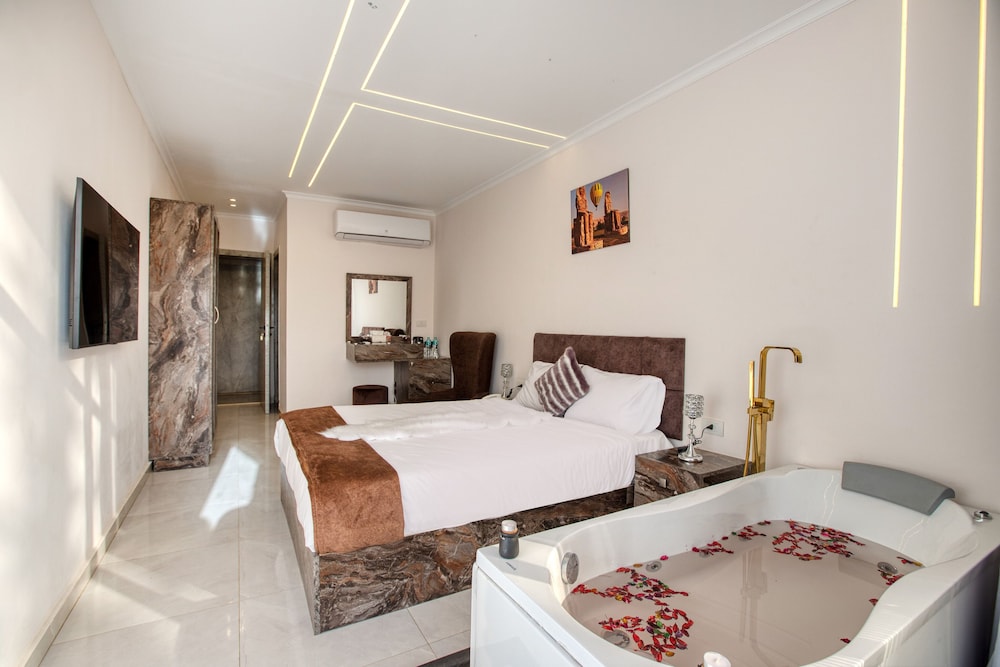 Superior Double Room, 1 King Bed, Non Smoking, Mountain View photo 1