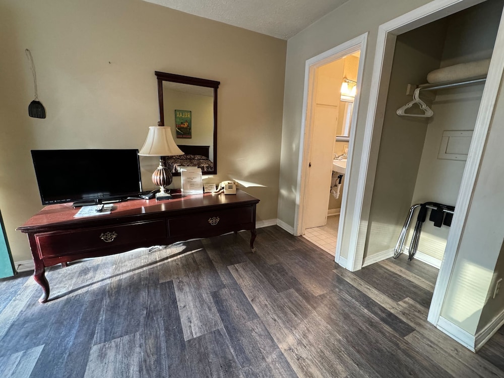 Basic Room, 2 Double Beds, Non Smoking photo 2