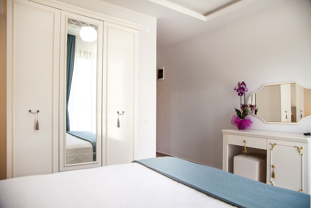Family Suite, Accessible, Pool View photo 3