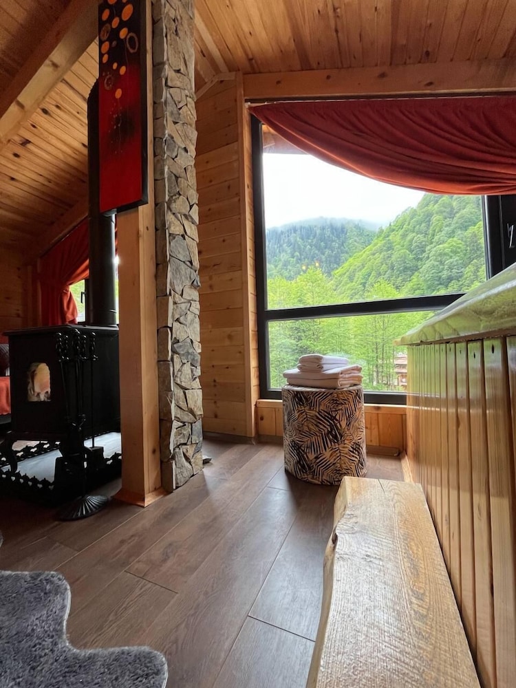 Honeymoon Penthouse, Fireplace, Mountain View photo 3