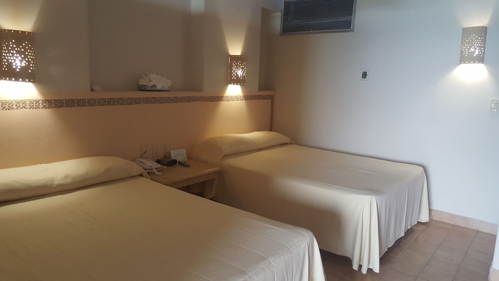 Suite  with Kitchenette - Photo 4