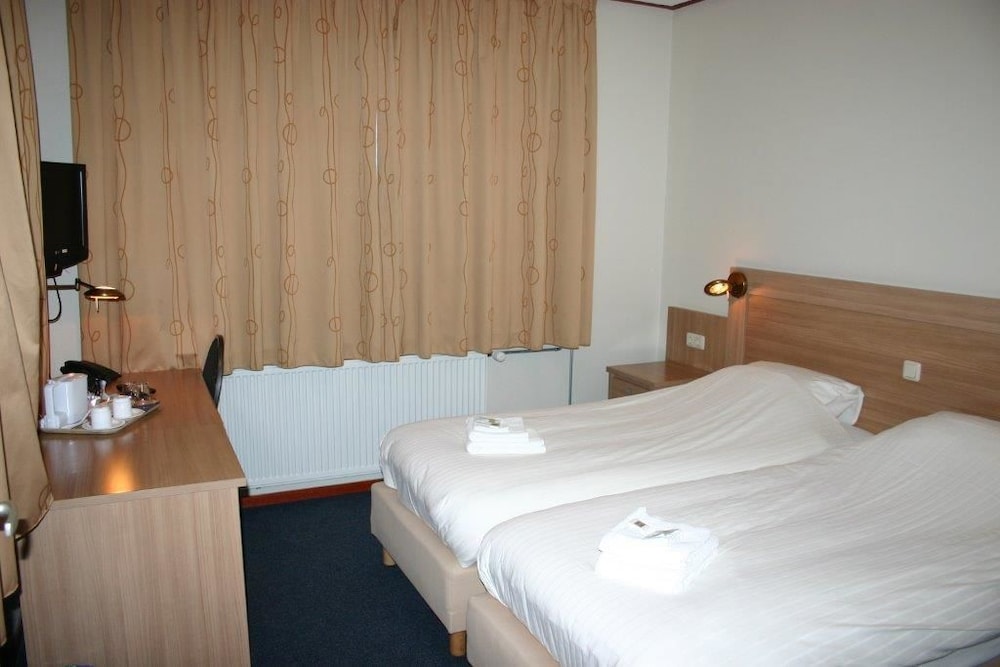 Standard Twin Room, 2 Twin Beds photo 2