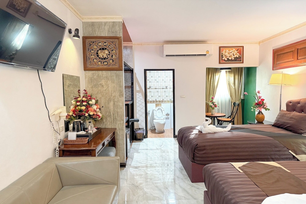 Deluxe King Room - Photo 2