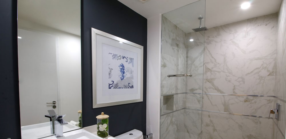 Luxury Condo, 2 Bedrooms, Accessible, Partial Sea View photo 3